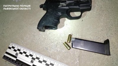 У центрі Львова  затримали озброєного чоловіка