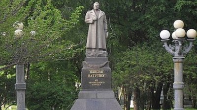 У Києві збирають підписи за демонтаж пам’ятника Ватутіну