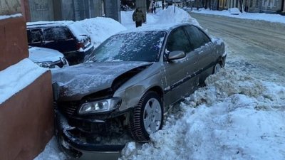 У Львові автомобіль влетів у будинок (ФОТО)