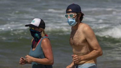 У Туреччині туристів змушують носити маски біля моря