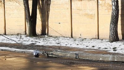 У Львові бетонний стовп впав на тротуар (ФОТО)