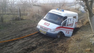 На Львівщині автомобіль швидкої допомоги загруз на дорозі, під час транспортування хворого до лікарні