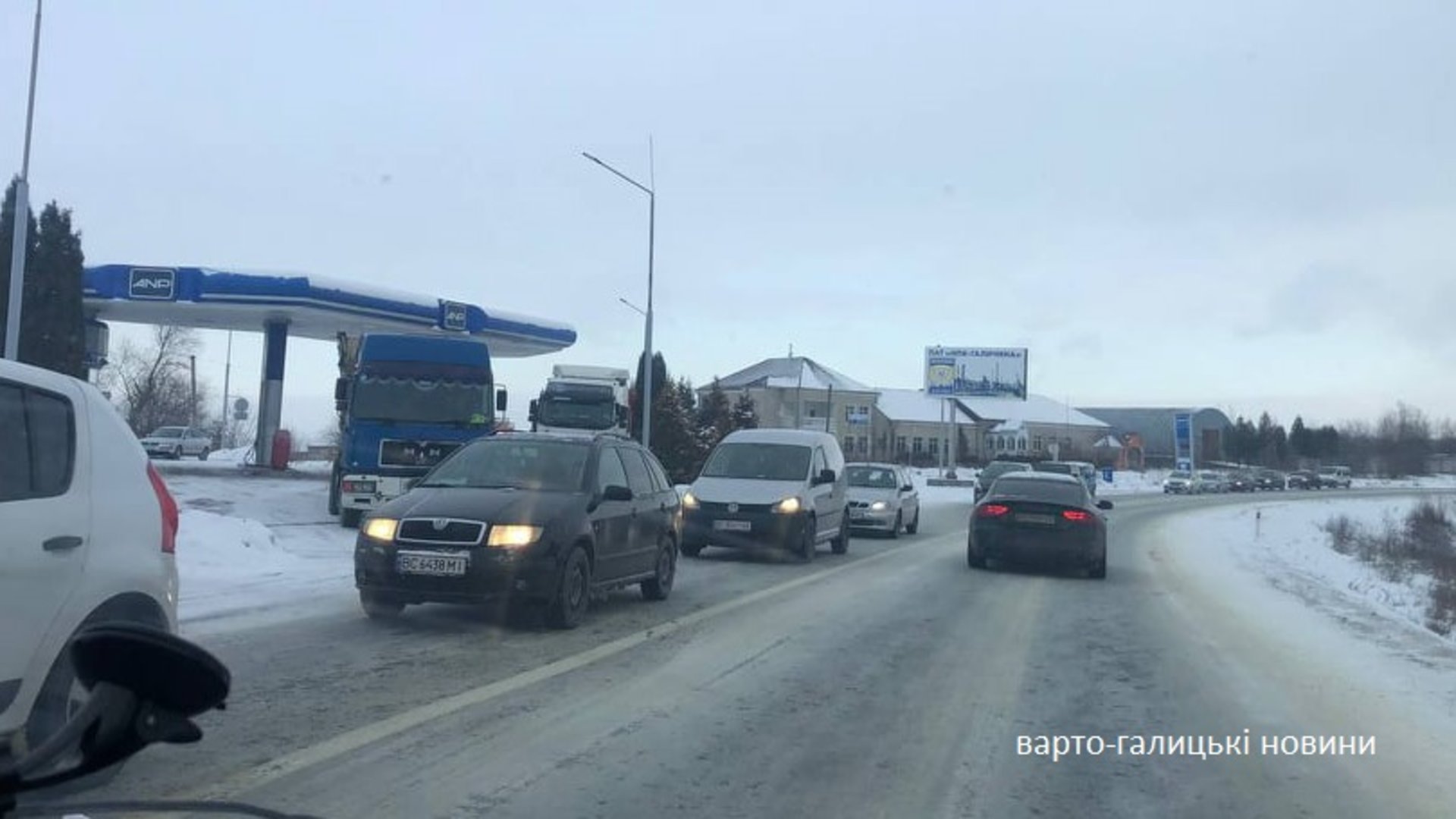На трасі "Львів - Трускавець" на слизькій дорозі застряг лісовоз