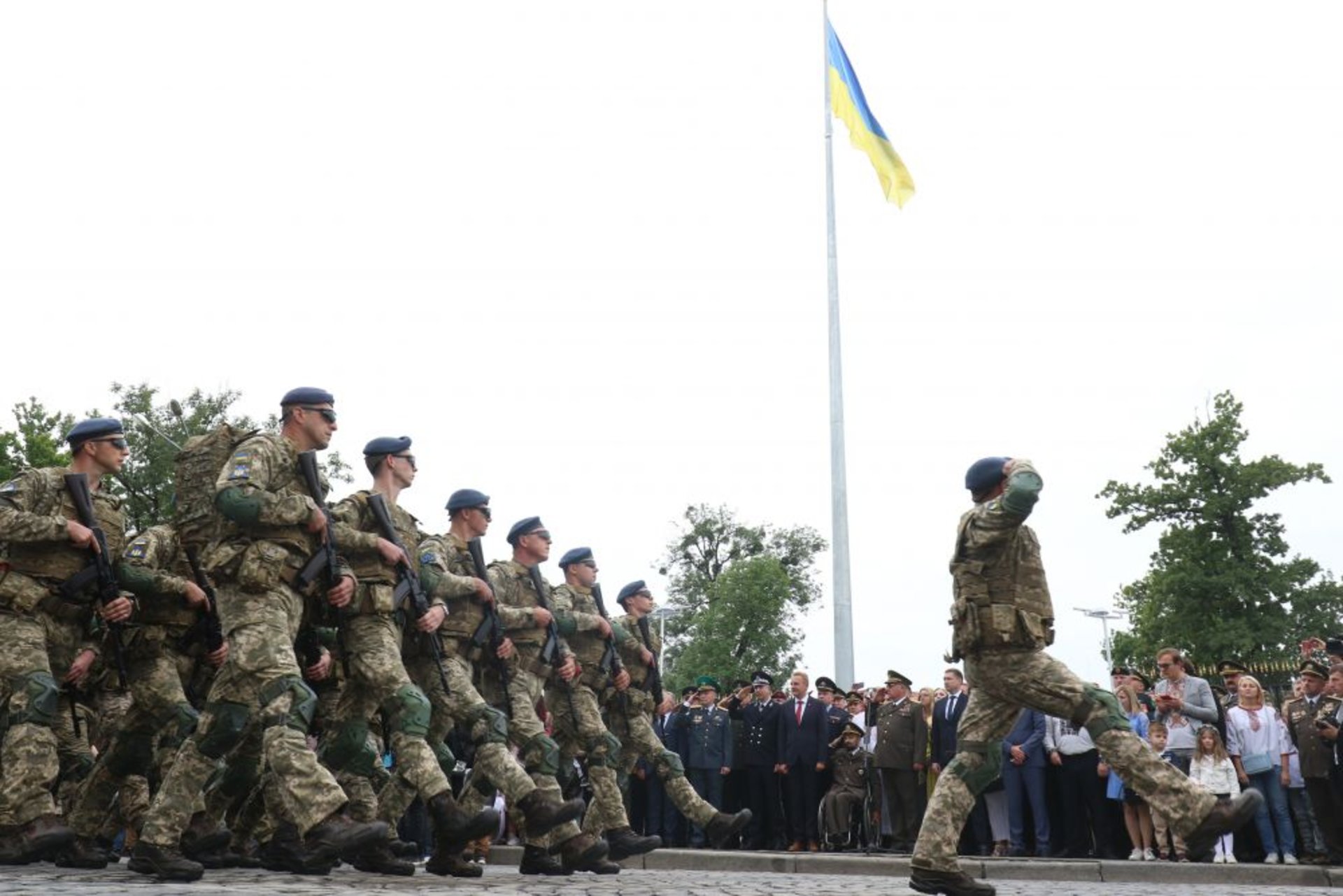 У Львові на найбільшому флагштоку за 12 млн грн урочисто підняли прапор України, фото ЛМР