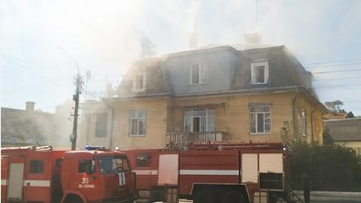 У Дрогобичі палає багатоквартирний житловий будинок (ФОТО)