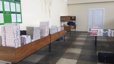 Бензопилою та болгаркою прикордонники вирізали із причепа 27 тисяч пачок сигарет