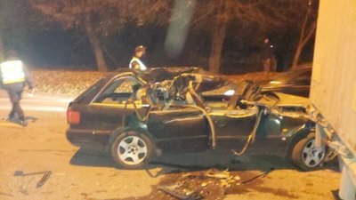 У Львові на вулиці Лінкольна автомобіль влетів під вантажівку (ВІДЕО)