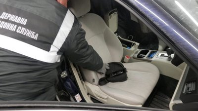 На українсько-польському кордоні затримали українця зі зброєю