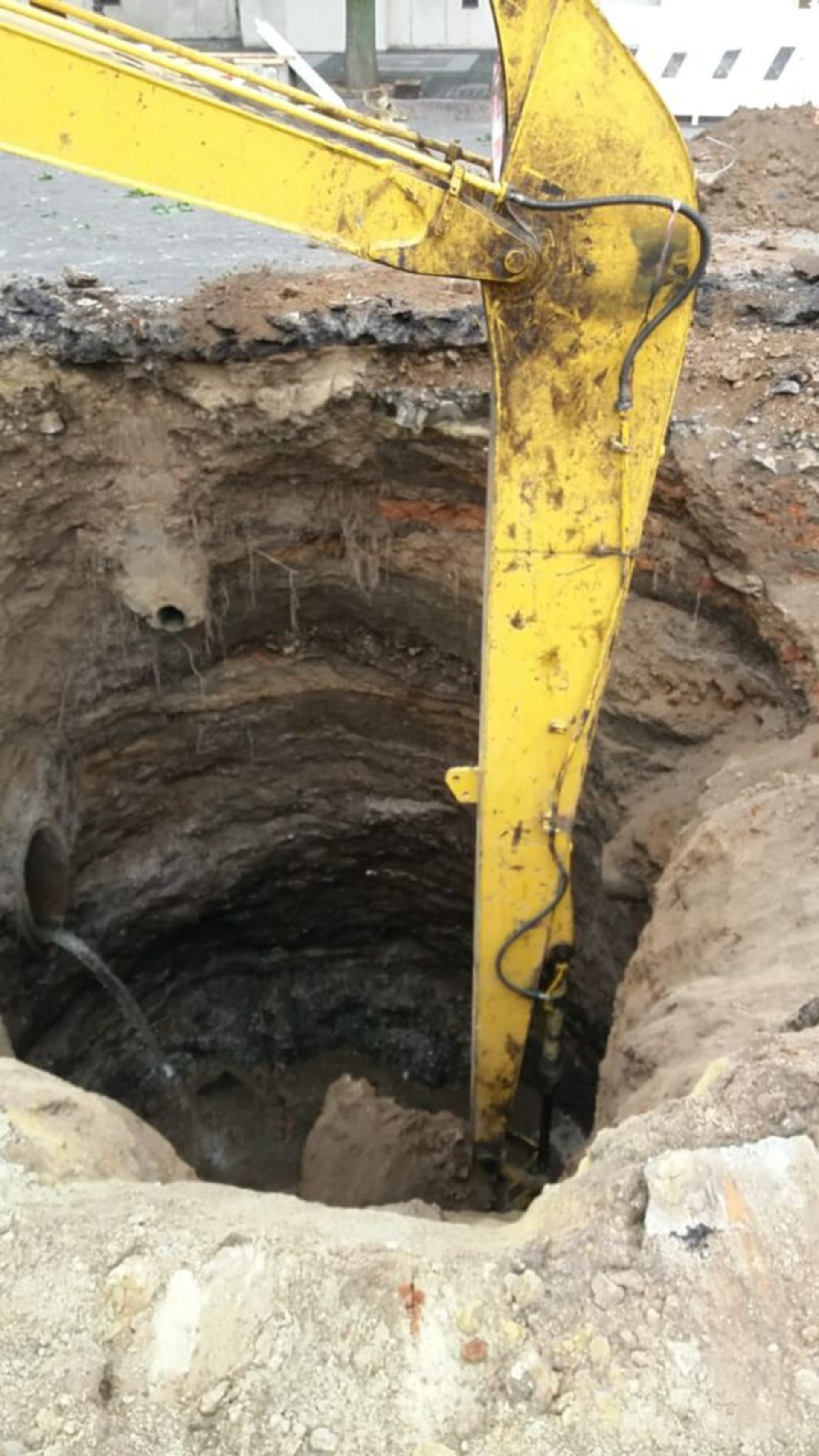 У Львові на вулиці Винниченка розпочалися протиаварійні роботи на каналізаційному колекторі