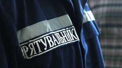 У Львові дитину, яка застрягла у замку на дитячому майданчику, звільняли за допомогою бензоріза