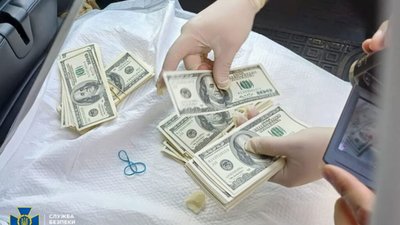СБУ викрила банду фальшивомонетників, які хотіли продати у Києві пів мільйона підроблених доларів