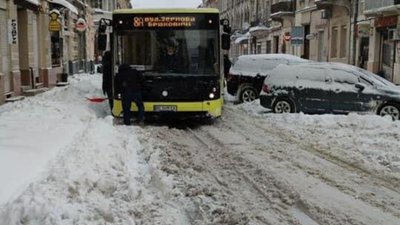 У Львові на Куліша застрягла маршрутка (ФОТО)