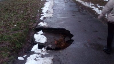 У Львові у спальному районі утворилась велика яма (ФОТО)