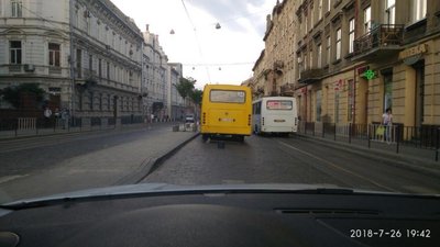У центрі Львова ускладнений рух транспорту (ФОТО)
