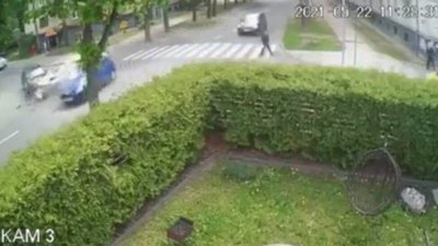 У Львові камери зафіксували зіткнення автомобілів на вулиці Окружній (ВІДЕО)