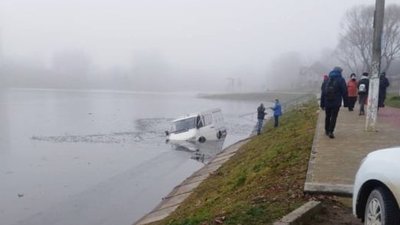 У Львівській області мікроавтобус заїхав в озеро (ФОТО)