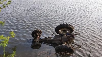 На Львівщині трактор перекинувся у водойму: водій загинув