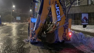 У центрі Львова п'яний тракторист розчищав сніг (ФОТО)