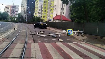 У Львові водій збив опору світлофора