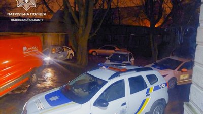 У Львові біля лікарні утворилася черга з поліцейських авто