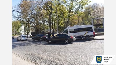 У Львові невідомі обстріляли автомобіль волонтера, який розвозив набори для потребуючих (ФОТО)