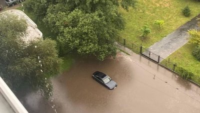 У Львові затопило автомобілі на одній із вулиць (ФОТО)