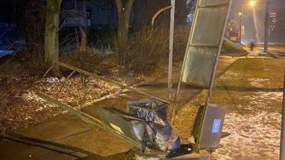 У Львові 38-річний чоловік понищив зупинку