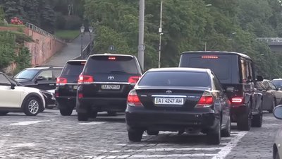 Глава Офісу Президента і радник Зеленського їздять на машинах з "номерами прикриття" (ВIДЕО)