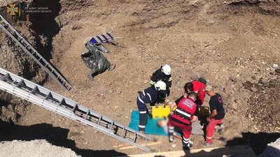 На Львівщині 36-річного чоловіка засипало землею та затиснуло бетонною плитою