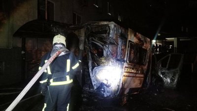 У Києві згорів автомобіль швидкої допомоги (ФОТО)