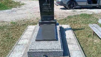 На Львівщині на цвинтарі автомобіль завалив памʼятник