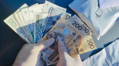 На трасі Київ - Чоп група чоловіків викрала із автомобіля 200 тисяч гривень