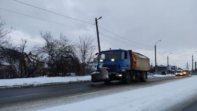 Патрульні Львівської області скеровують дорожні служби ліквідовувати наслідки негоди (ВІДЕО)