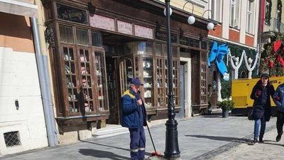 У Львові помиють зупинки