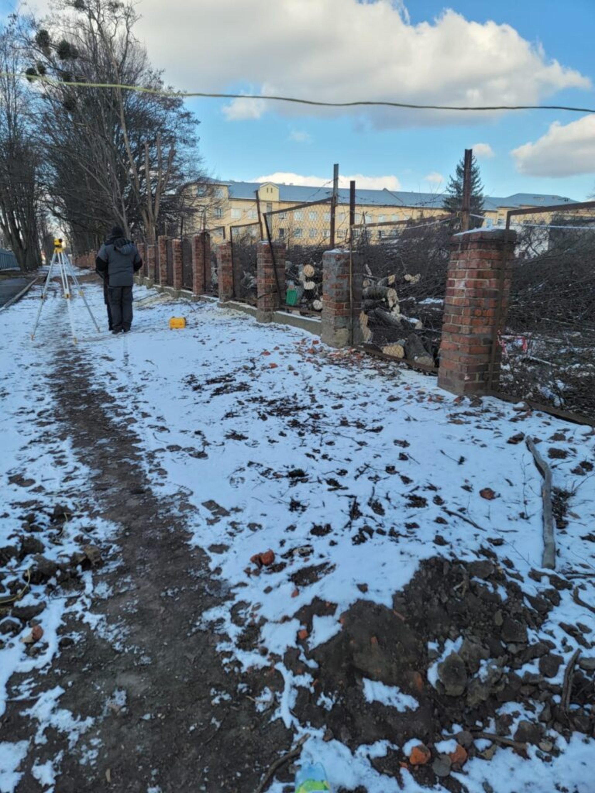 У Львові на місці скандального будівництва зрізали дерева, фото Четверта студія