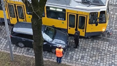 У Львові автомобіль не розминувся із трамваєм