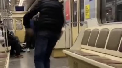 У Києві у метро чоловік поцілував плакат жінки