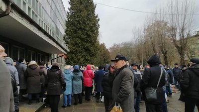 У Львові працівників заводу ЛОРТА не пускають на робочі місця (ФОТО)
