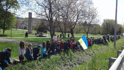 Як на Львівщині діти і дорослі на колінах прощаються з Героєм (ФОТО)