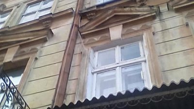 У центрі Львова з будинку падають кам’яні брили (ФОТО)