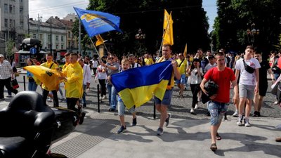 Львів`яни підтримали українську футбольну збірну ходою у вишиванках (ФОТО)