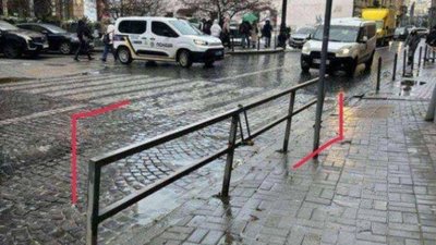 У Львові на тротуарі виявили зайву конструкцію
