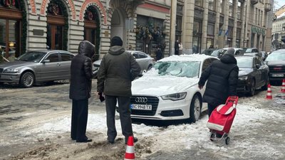У Львові через сніг знищуються автомобілі