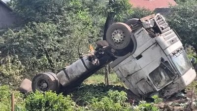 На Львівщині перекинулась вантажівка (ФОТО, ВІДЕО)