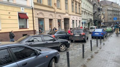 У центрі Львова ДТП паралізувало рух транспорту (ФОТО)