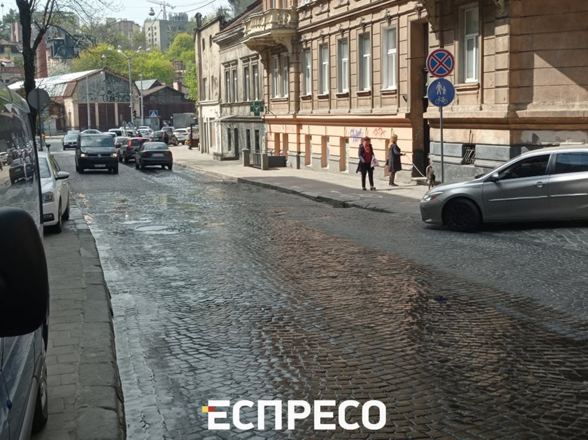 У центрі Львова з-під плитки тече вода, прорвало трубу