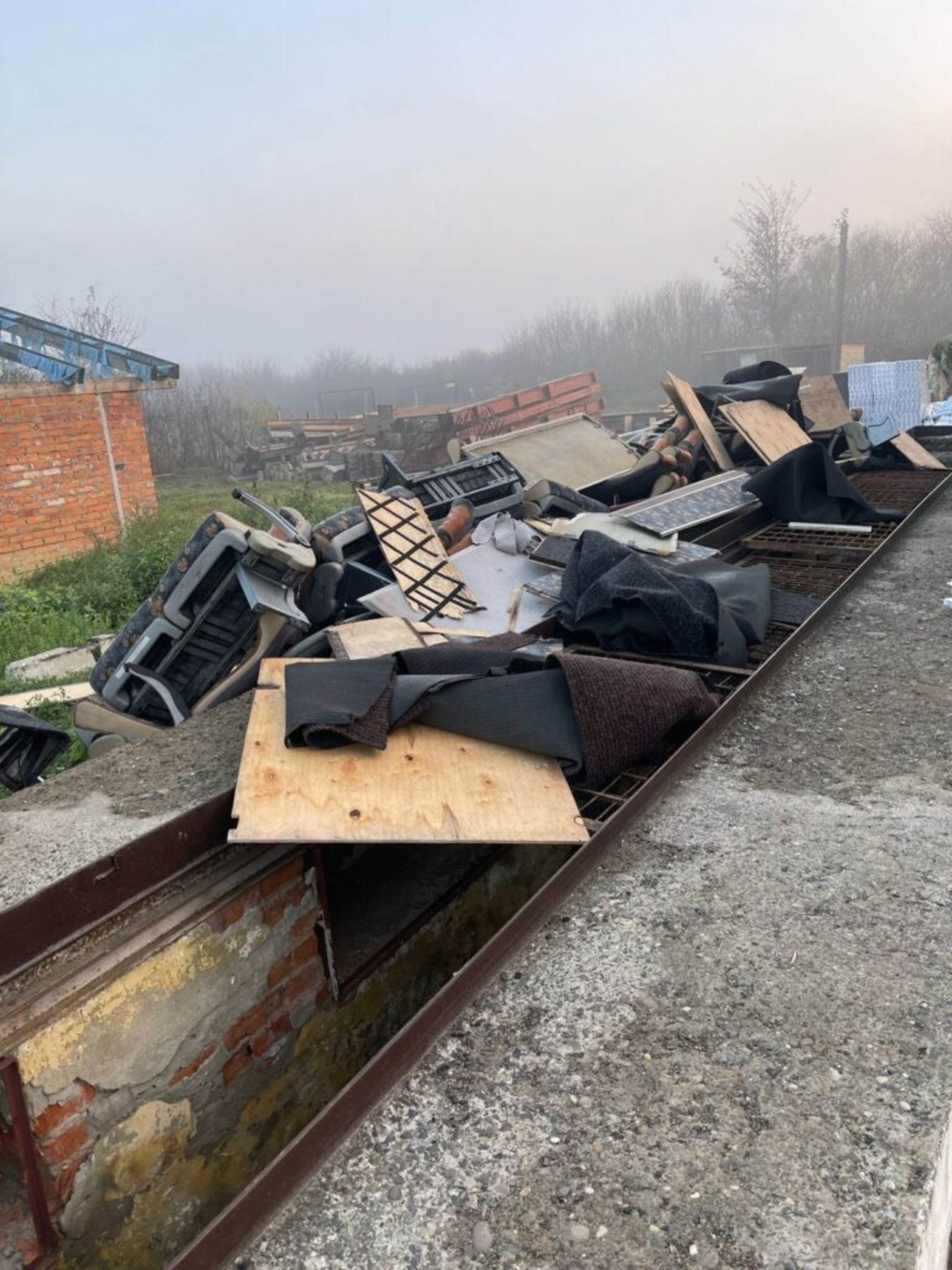 В Угорщину на термальні озера: прикордонники цілу ніч розбирали автобус через контрабанду сигарет