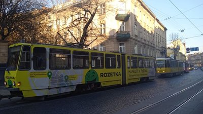 У центрі Львова трамвай зійшов з рейок і заблокував рух електротранспорту (ФОТО)