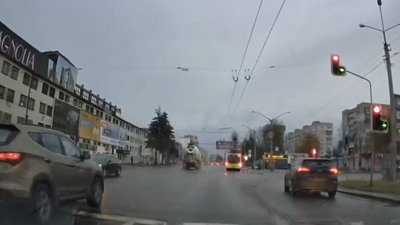 У Львові водій проїхав перехрестя на червоне світло (ВІДЕО)