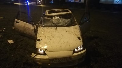У Львові на світанку вщент розбився легковик (ФОТО)